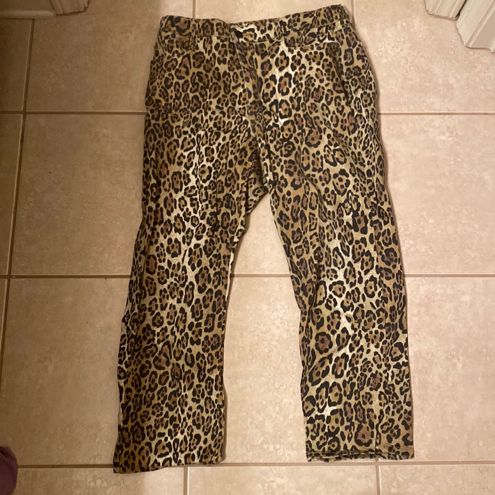 Leopard print capris pants
